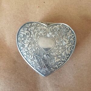 Vintage Elegance silver plated zinc ornate heart shaped jewelry box